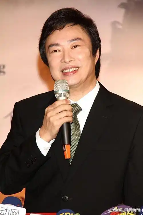 67岁费玉清被曝病危瘫痪,私生子夺20亿财产,黄安回应曝真相