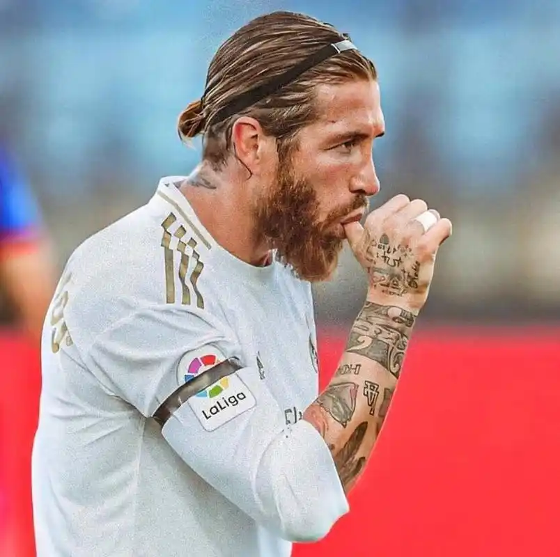 去年闹一出拉莫斯还想涨薪续约,c罗:兄弟快醒醒吧