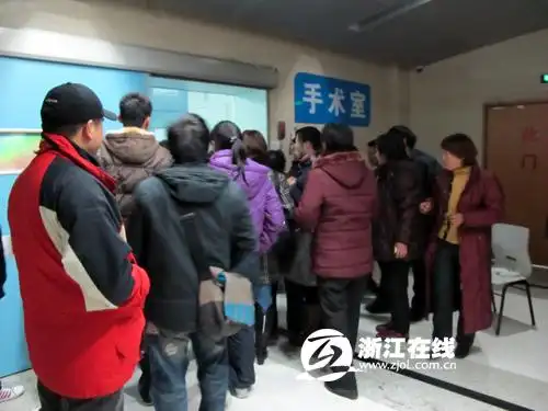家人在手术室门外焦急等候