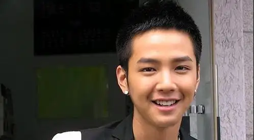 11-18 岁的女生 是接受不了三毫米的 喜欢直发 或者 非主流那种发