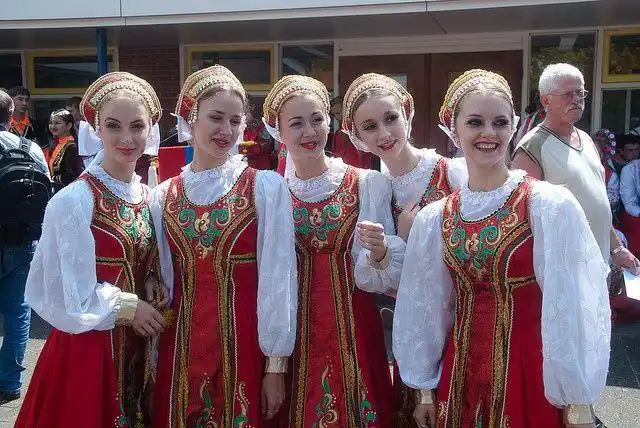 红色是传统俄罗斯服装最受欢迎的.