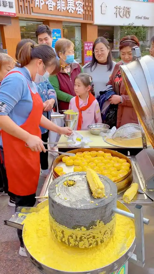石磨黄金玉米饼石磨现磨现做外酥里嫩一出摊就被顾客抢空了