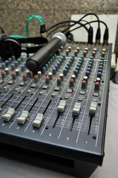 调音台图片-录音棚调整记录设备素材-高清图片-摄影照片-寻图免费打包