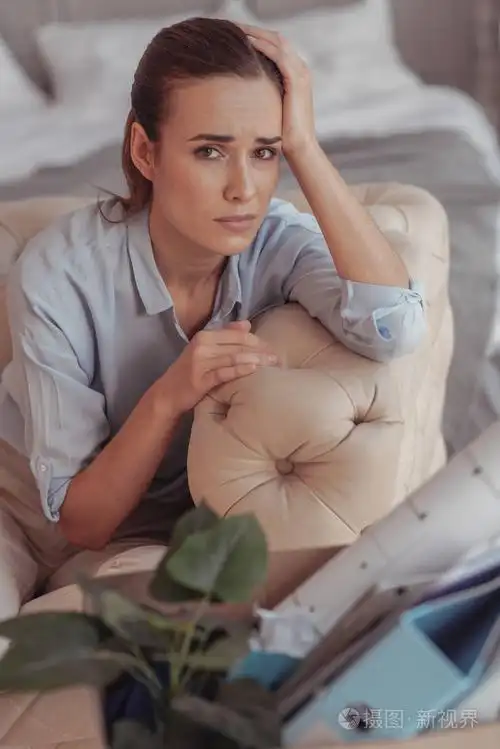 心灰意冷的女人用绝望的眼神看着你