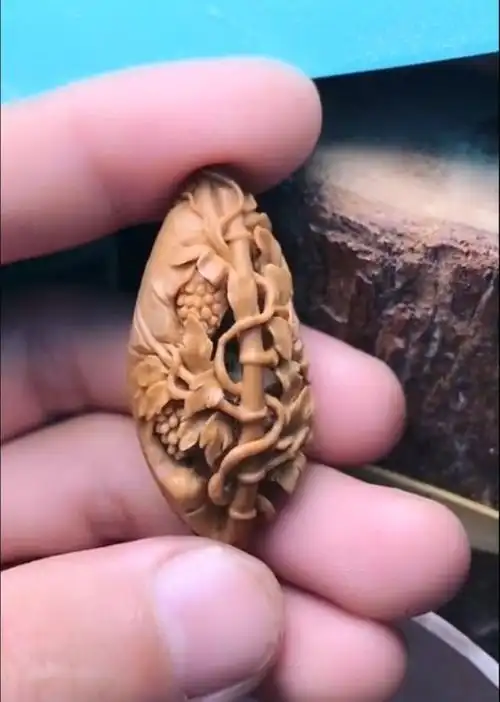 高手雕刻的果核,转过来后看到的一幕,简直太漂亮了!