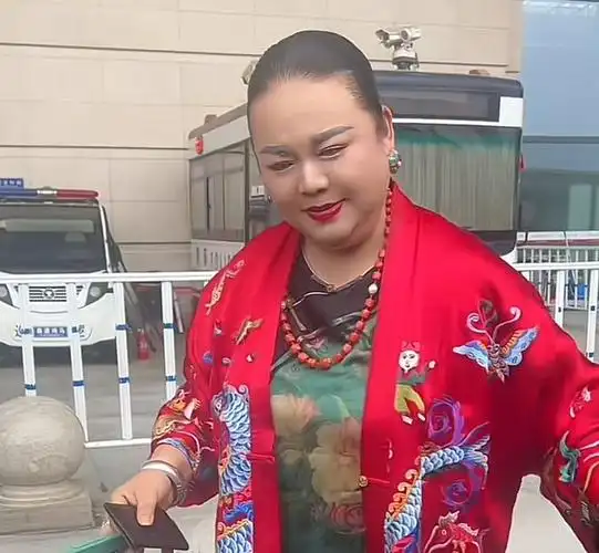 据了解,边姐本名边玉洁,是河南当地的知名表演艺术家,另外她还是一位"