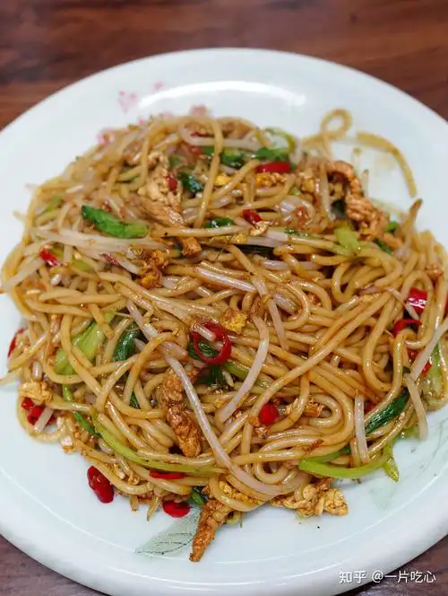 猪肉鸡蛋炒粉,炒得干净利索,用了粗粉,一根根爽弹光亮,蛋花细碎散落