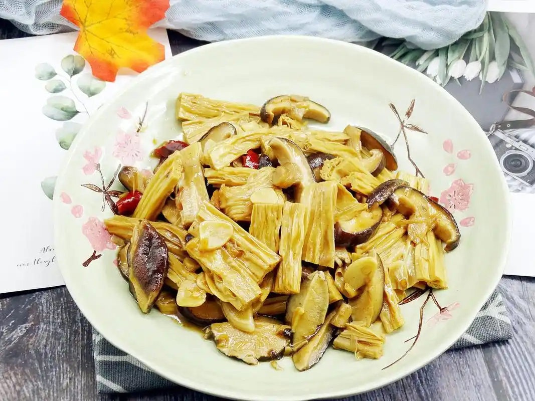 今天我要为大家介绍一道非常家常的腐竹焖鸡的做法