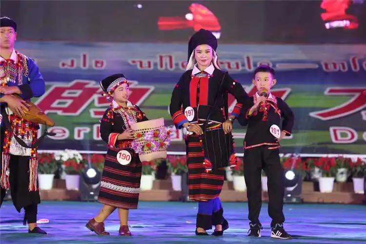 德昂族民族服饰