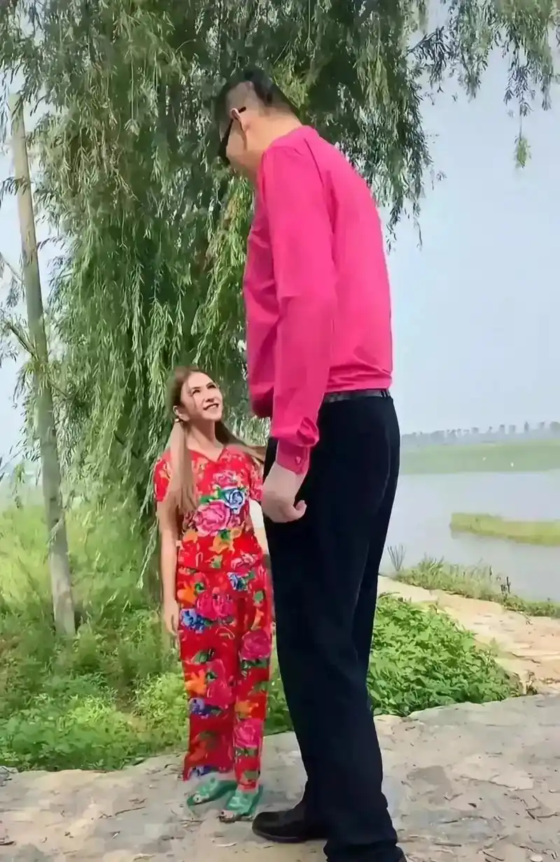 张欢与李七喜  亚洲第一高张欢238厘米,娶了个妻子叫李七喜,身高155