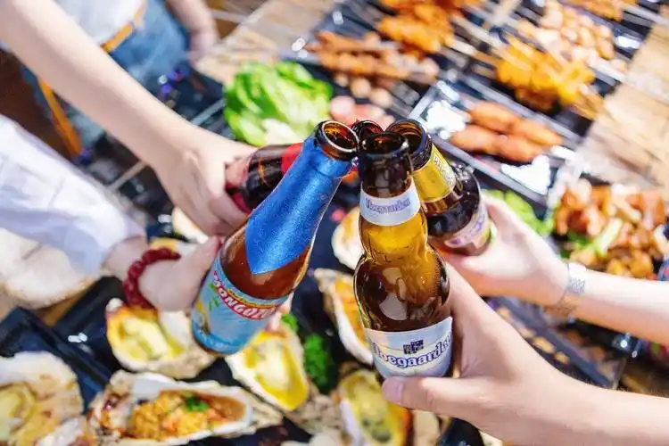 我竟然在一个酒吧里,点了一整桌的东北烧烤!