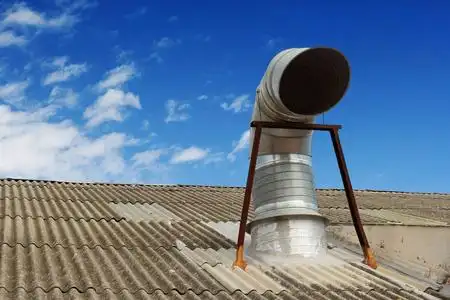 厨房在屋顶上的烟囱照片