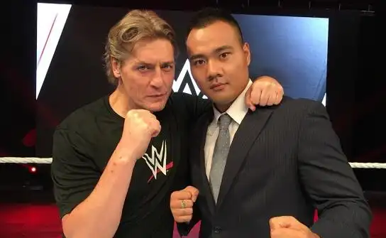 姚明赴现场祝贺中国小伙签约wwe