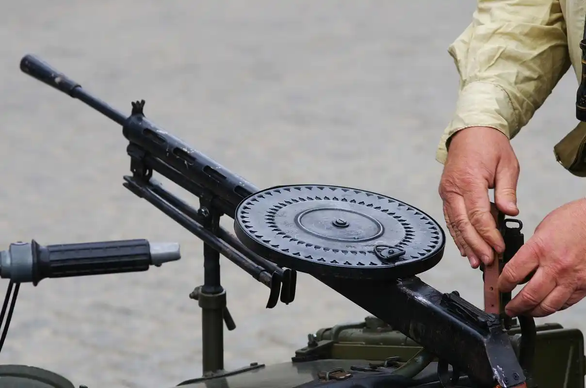 歪把子# 大正11式轻机枪也称y坝子机枪,抗日剧和抗日战争中常见的