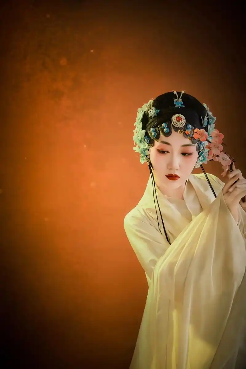 不入梨园,怎知春色几许…花旦青衣～水袖轻莲步,夏去秋来,悲欢 - 抖音