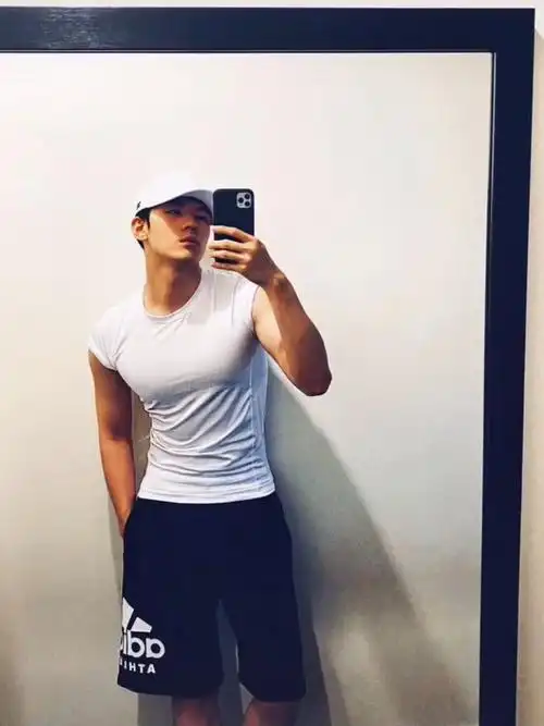 仝卓社交媒体大秀身材完美胸腹展现型男魅力