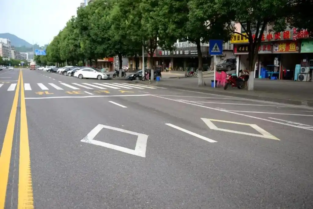 这种白色的"菱形方块"叫人行横道预告标线,今年来,交巡警已增设了人行