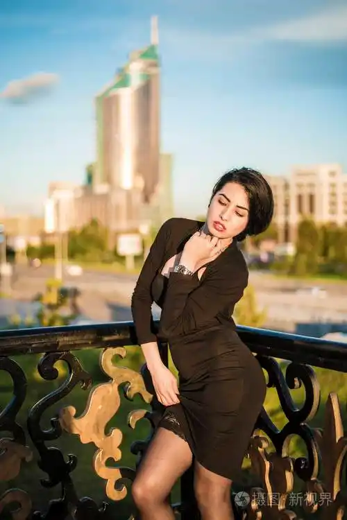 美丽的女人在城市里摆姿势哈萨克斯坦