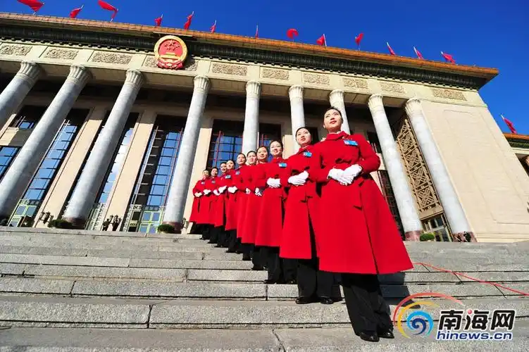 原创报道  3月5日上午,在代表们进入会场后,服务两会的礼仪小姐在会