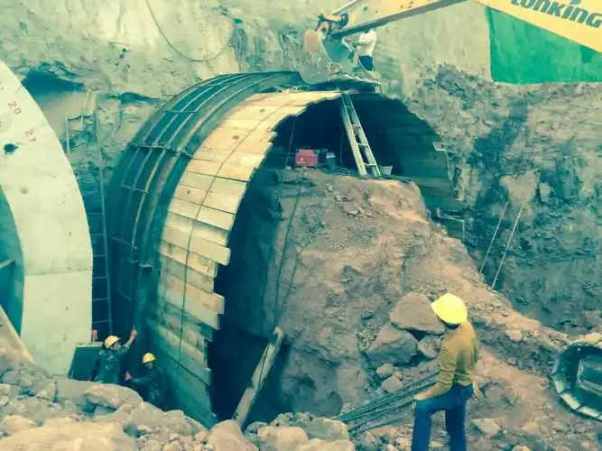 隧道二队导向墙立钢架