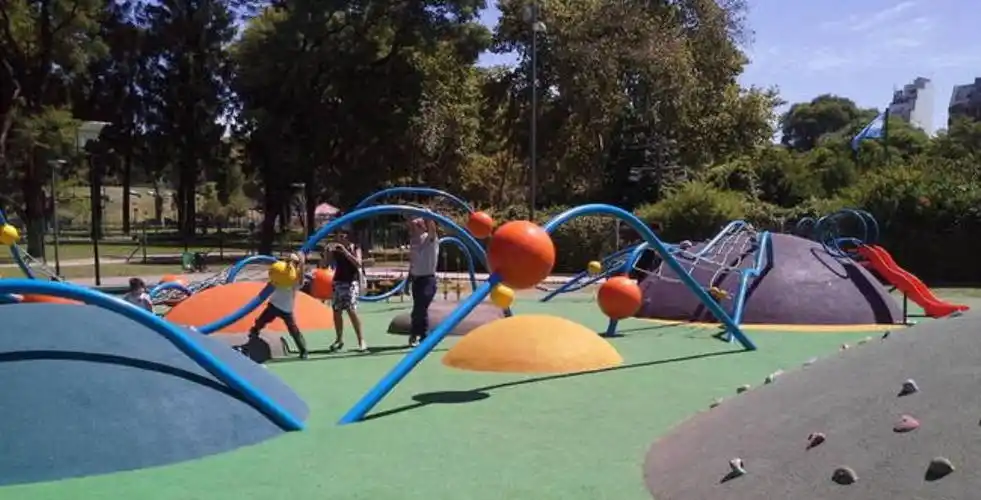 传统的儿童游乐设备种类多样,主要有滑滑梯,秋千,跷跷板等等,这些项目