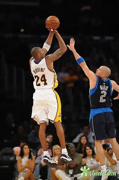 我想学科比或乔丹的投篮,谁能给我几张他们投篮的背影,出手动作