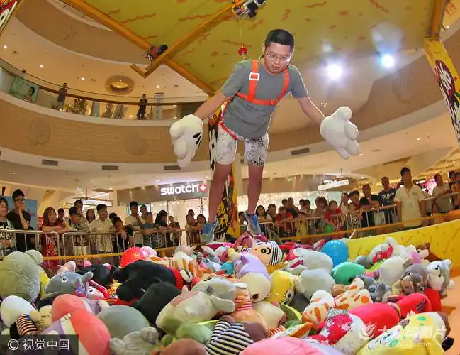 真人抓娃娃机亮相山东烟台