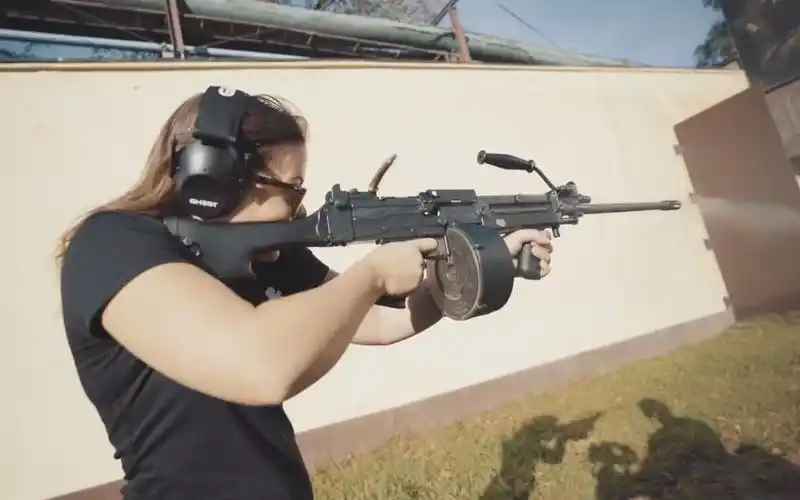 新加坡无敌100轻机枪拥有极低的后坐力命中率比m16还高