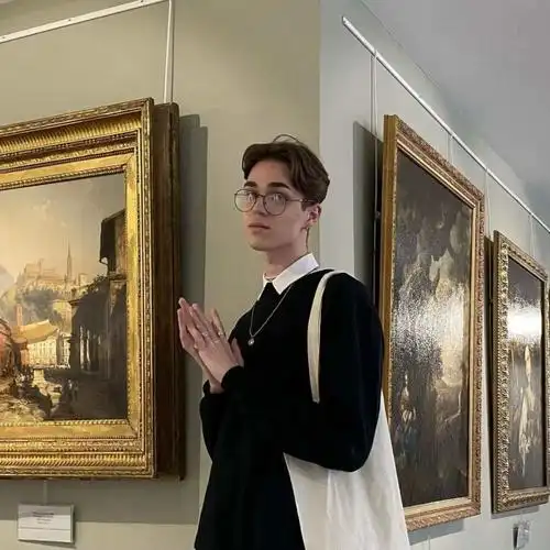 俄罗斯帅哥自创12星座妆容爆火!