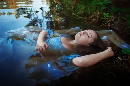 溺水的儿童女孩在游泳池通过做 cpr年轻溺水的妇女3d救人溺水者溺水者