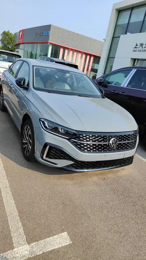 大众朗逸 大家好,想入手1.4t星空前脸的.大家看看白的好还是爷青灰啊.