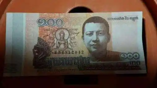 自2018年4月6日起,发行第17序列泰铢,纸币,硬币均改为泰王拉玛十世