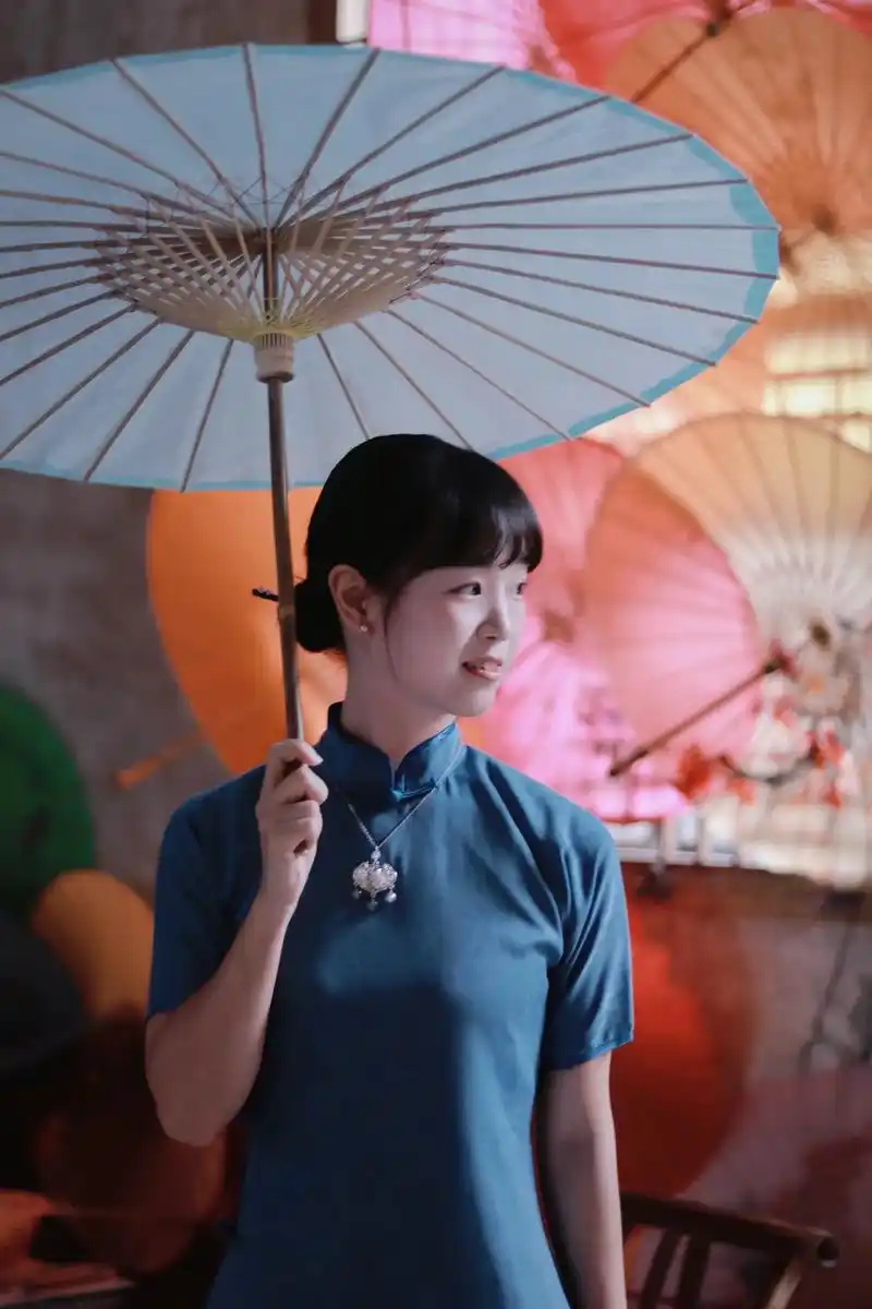 一把油纸伞  让我想起烟雨江南 小镇的古老故事仿佛就包裹在了 - 抖音