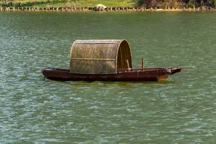 乡村湖泊的小木船摄影图