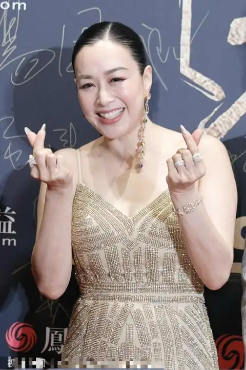 明星参加活动高清照翻车:钟丽缇胖到没腰,周海媚的眼睛太吓人