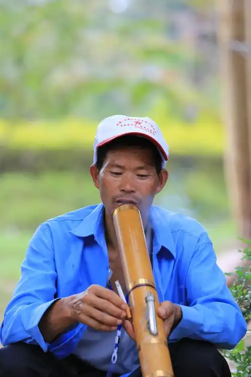 请求,他很配合的拿出一只烟点上,不明白他为什么要用那么大的一个烟筒