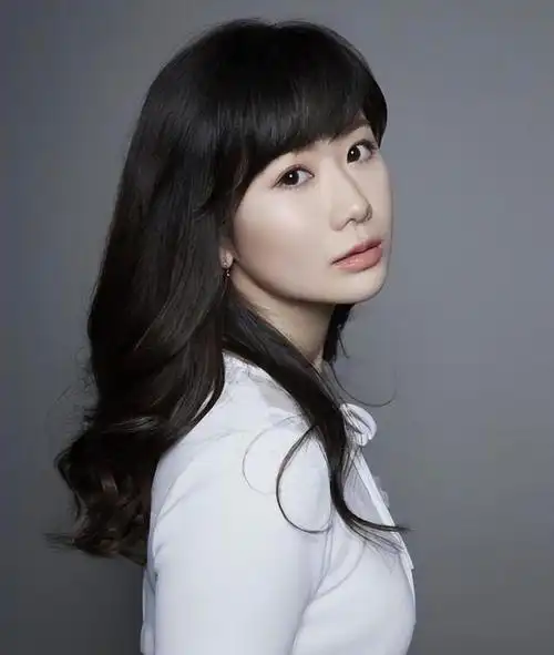 福原爱积极面对生活挑战,展示幸福生活与正面态度,给人们带来激励和