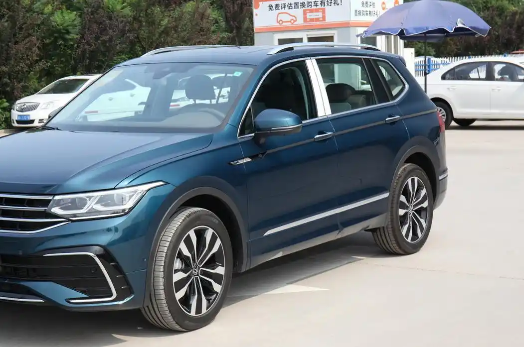 大众新款途观l实车到店,配四出排气 悬浮式大屏,车身进一步加长_凤凰