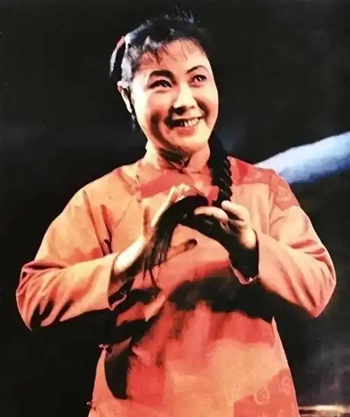 一次在上海拍戏,田华跟着一个上海演员学了上海话,她学会了说"谢谢侬"