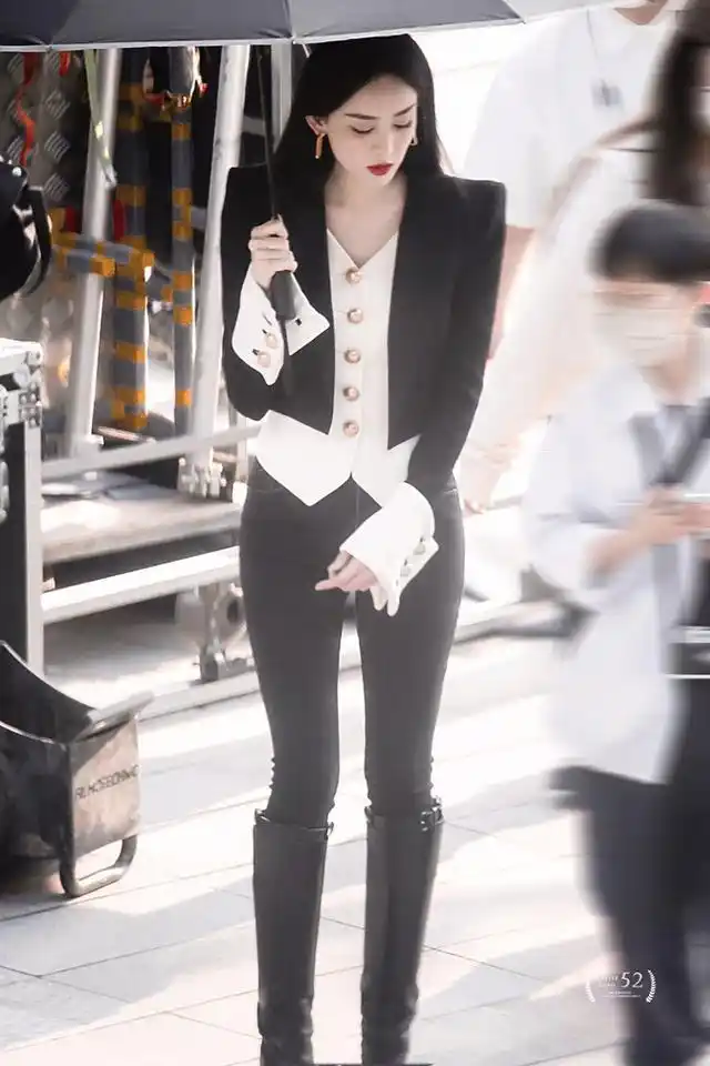 古力娜扎新剧开拍,身穿西装牛仔裤目测90斤,独自撑伞变女王!