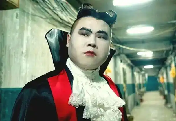 1988年的《猛鬼学堂》,也有人扮成德古拉吸血鬼,一样贡献出中国僵尸步