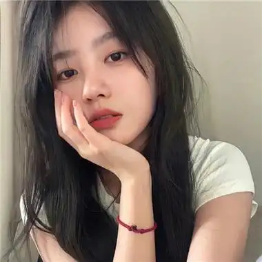 用手托住脸的真人女生头像图片