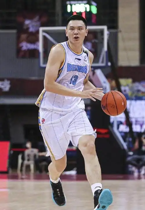 球场打架?朱彦西赛场有意肘击杜润旺,粤媒:欺负我们人老实?