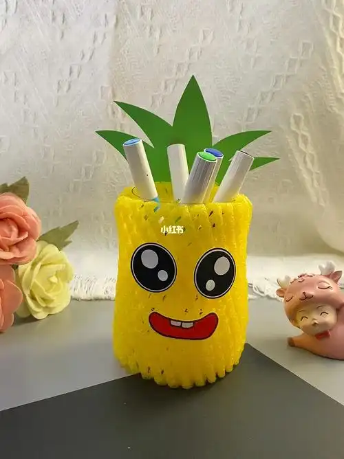 用饮料瓶和水果网做一个漂亮实用的笔筒吧