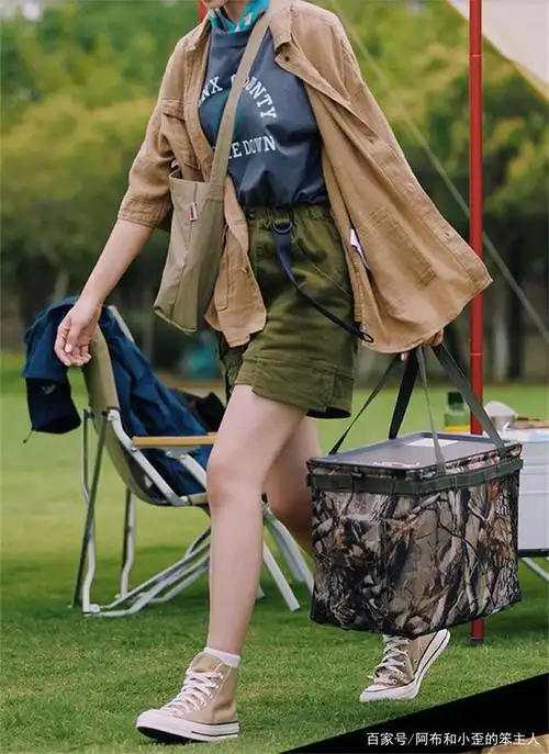 个人对于匡威帆布鞋也是很喜欢,个人在匡威鞋的搭配上,经常选的是阔腿