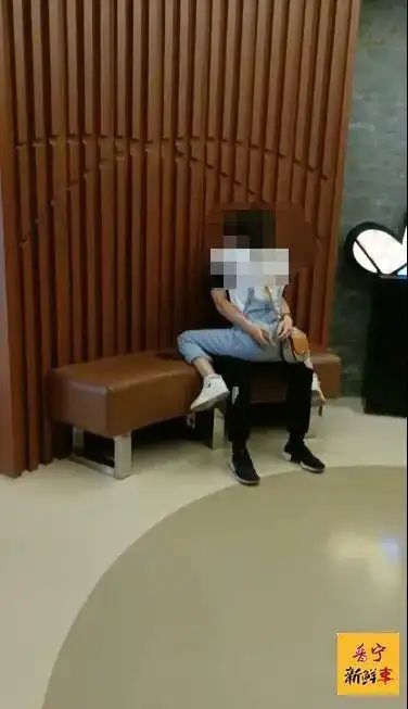 秀恩爱揭阳某商场内一对情侣旁若无人激吻这波狗粮有点呛