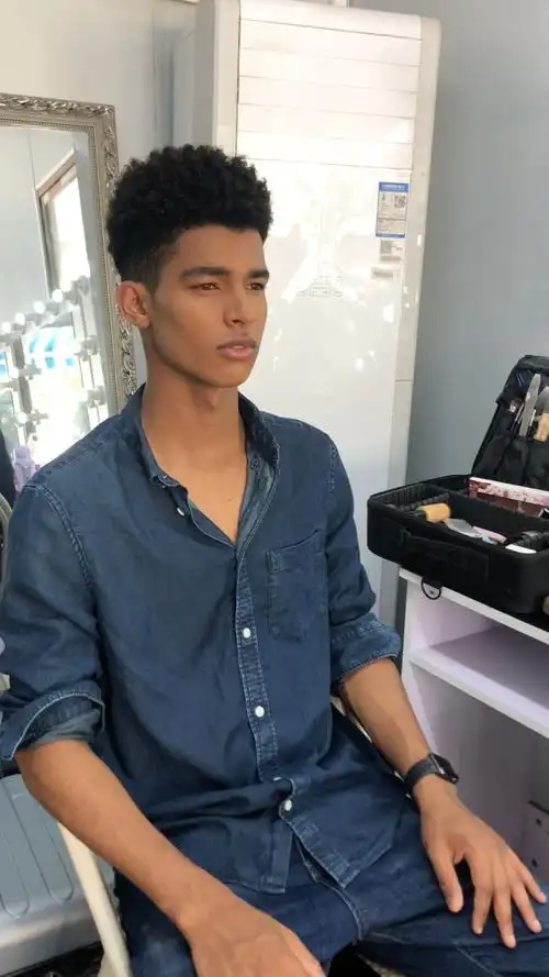 喜欢这个帅气小哥