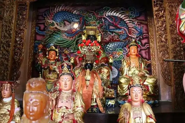 主要奉祀的仙佛是:南海观世音菩萨,同祀的有瑶池金母,虚空地母,准提佛