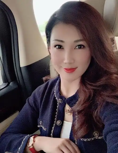 近日,著名歌手韩磊的老婆王燕(蒙古名叫其其格)晒出自己的自拍,其亮眼