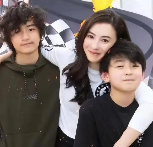 谢霆锋隔10多年与大儿子首同框父子长相如复制澳洲滑雪心情佳